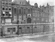 830737 Gezicht op de voorgevels van de huizen Oudegracht Weerdzijde 75 (uiterst links) -lager te Utrecht met centraal ...